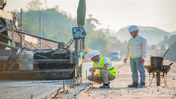 Thi công tuyến đường bộ cao tốc Đồng Đăng-Trà Lĩnh.