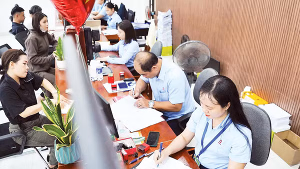 Cán bộ làm việc tại Trung tâm phục vụ hành chính công phường Hải Châu, Đà Nẵng. (Ảnh: ANH ĐÀO)