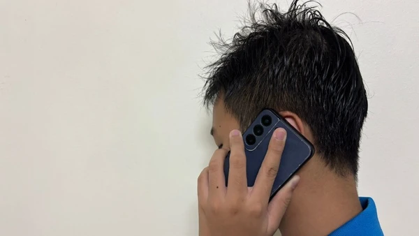 Người dân sử dụng điện thoại di động. (Ảnh minh hoạ)