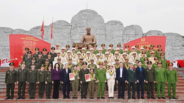Các đại biểu và những tấm gương tiêu biểu trong lực lượng Công an và bảo vệ an ninh trật tự ở cơ sở chụp ảnh lưu niệm.