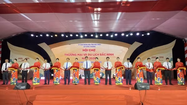 Các đại biểu cắt băng khai mạc hội chợ.