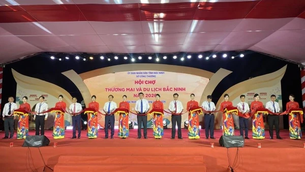 Các đại biểu cắt băng khai mạc hội chợ.