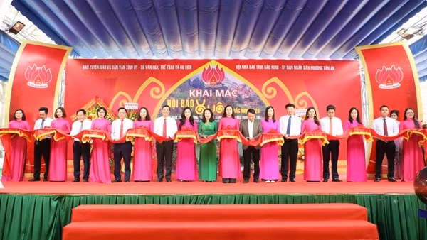 Các đại biểu cắt băng khai mạc Hội báo xuân Bắc Ninh 2026.