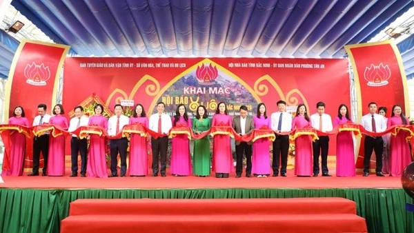 Các đại biểu cắt băng khai mạc Hội báo xuân Bắc Ninh 2026.