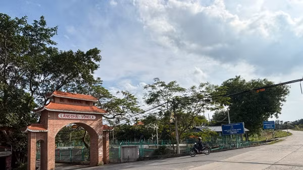 Cổng làng Chài-Võng La.