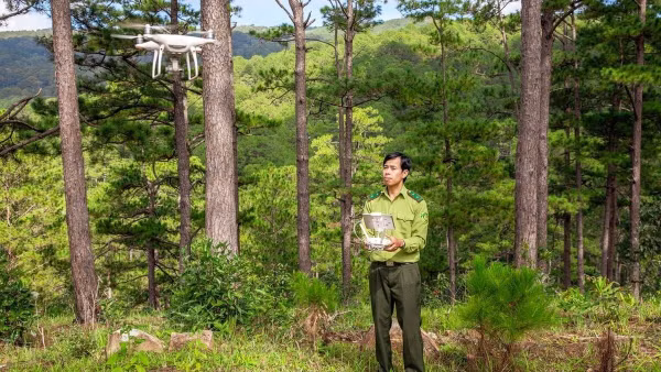 Cán bộ kiểm lâm sử dụng drone để giám sát diễn biến rừng. (Ảnh: Cục Lâm nghiệp và Kiểm lâm)