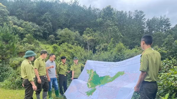Ban quản lý Khu bảo tồn thiên nhiên Mường La thực hiện công tác tuần tra bảo vệ rừng. (Ảnh: MINH NGHĨA)