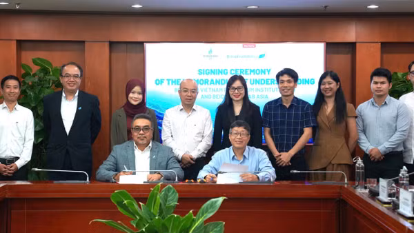 Đại diện Viện VPI và Beicip-Franlab Asia ký kết Biên bản ghi nhớ hợp tác nghiên cứu, ứng dụng công nghệ trong thăm dò, khai thác dầu khí. (Ảnh: VPI)