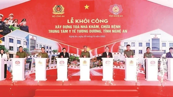 Các đại biểu ấn nút khởi công xây dựng công trình tòa nhà khám, chữa bệnh Trung tâm Y tế Tương Dương. (Ảnh THU HIỀN)