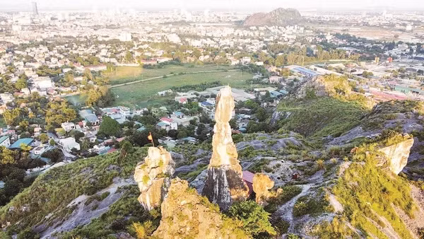 Hòn Vọng Phu trong không gian đô thị ở Thanh Hóa.
