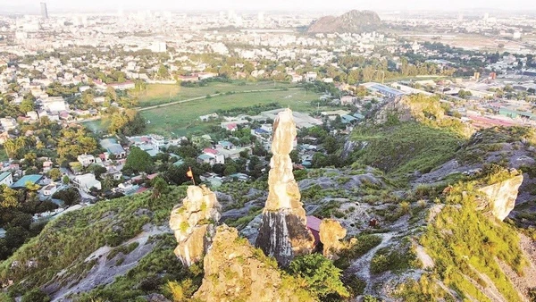 Hòn Vọng Phu trong không gian đô thị ở Thanh Hóa.