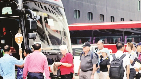 Khách du lịch tàu biển đến Quảng Ninh tăng mạnh trong dịp cuối năm 2025.