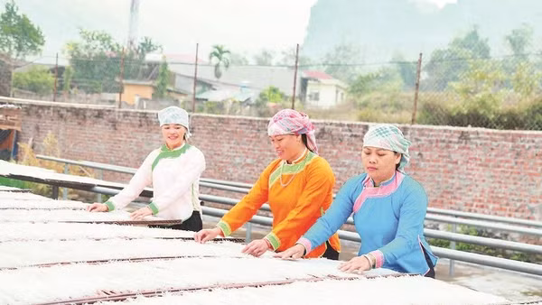 Miến dong Bản Xèo được du khách ưa chuộng.