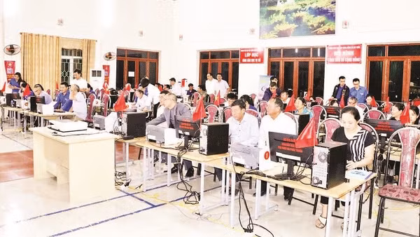 Người dân xã Gia Trấn, tỉnh Ninh Bình tích cực tham gia lớp “Bình dân học vụ số”.