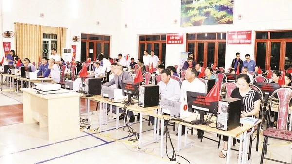 Người dân xã Gia Trấn, tỉnh Ninh Bình tích cực tham gia lớp “Bình dân học vụ số”.