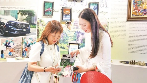 Các đối tác tham quan, tìm hiểu sản phẩm du lịch Ninh Bình tại Hội nghị xúc tiến đầu tư du lịch tỉnh Ninh Bình tại Nhật Bản. (Ảnh Báo Ninh Bình )