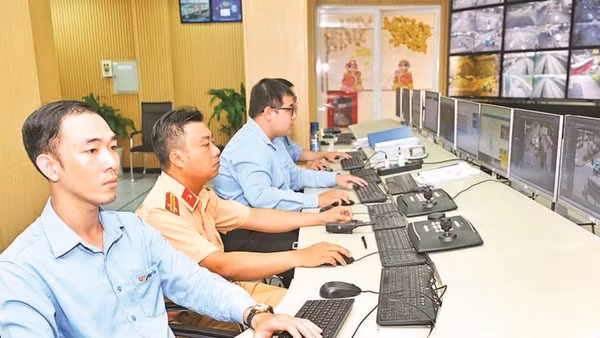 Thành phố Hồ Chí Minh vận hành Hệ thống cảm biến đo đếm bằng công nghệ AI góp phần cải thiện tình trạng ùn tắc giao thông (Ảnh THẾ ANH)