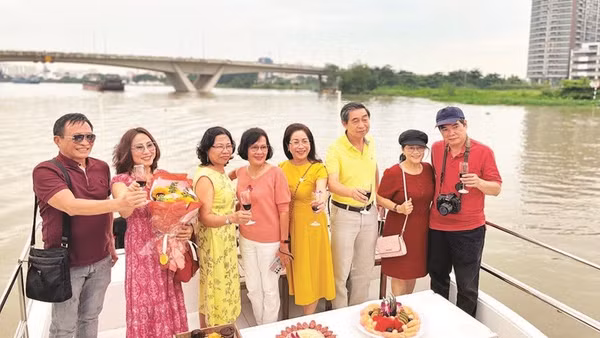 Du khách tham quan tour ngắm cảnh trên sông Sài Gòn (Ảnh MẠNH HẢO)