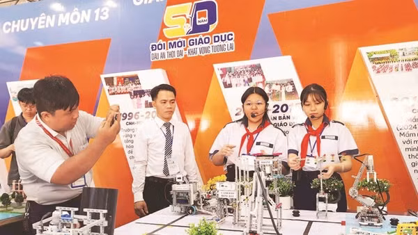 Học sinh trải nghiệm các mô hình giáo dục STEM tại Triển lãm 50 năm đổi mới giáo dục Thành phố Hồ Chí Minh
