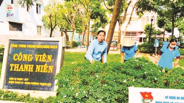 Bà con trong khu phố tự quản, dọn dẹp công viên Thanh niên để bảo đảm xanh, sạch, đẹp hằng ngày.