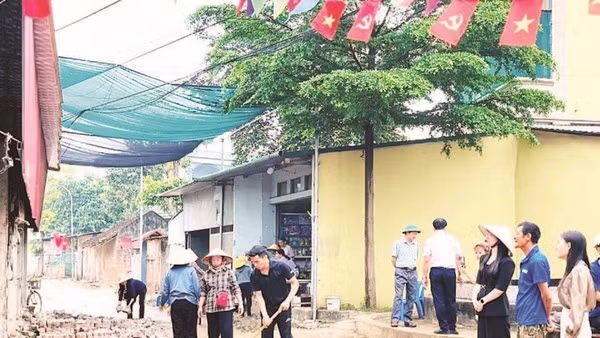 Người dân thôn Trạch Lôi, xã Phúc Thọ tự nguyện phá dỡ tường nhà để mở rộng đường nội thôn.