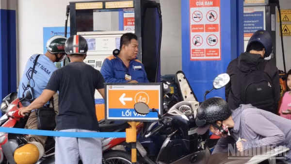 Sáng 28/5, vẫn rất nhiều người dân chọn đổ xăng A95 tại các cây xăng Petro. (Ảnh: Tùng Anh)