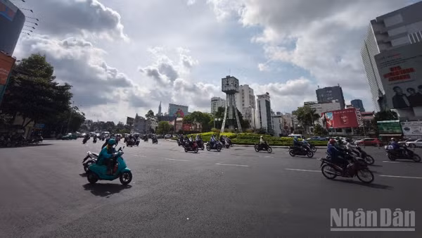 Khu vực vòng xoay Điện Biên Phủ thông thoáng sau khi được đặt dãy phân cách cứng biến thành đường 2 chiều. (Ảnh: TÙNG ANH)