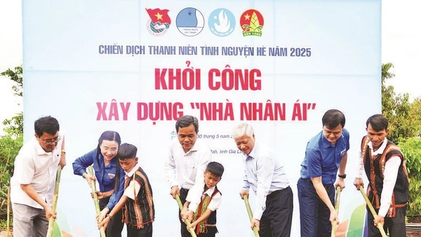 Đồng chí Đỗ Văn Chiến, Ủy viên Bộ Chính trị, Bí thư Trung ương Đảng, Chủ tịch Ủy ban Trung ương Mặt trận Tổ quốc Việt Nam dự lễ khởi công xây dựng “Nhà nhân ái” tặng hộ nghèo tại huyện Chư Păh, tỉnh Gia Lai. 