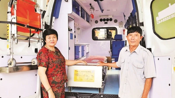 Bên trong xe cứu thương được trang bị dụng cụ phục vụ sơ, cấp cứu cho bệnh nhân.