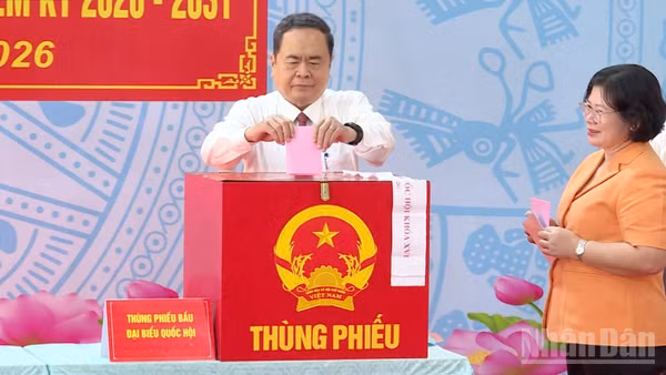 Ủy viên Bộ Chính trị, Chủ tịch Quốc hội, Chủ tịch Hội đồng Bầu cử quốc gia Trần Thanh Mẫn đã bỏ lá phiếu đầu tiên bầu đại biểu Quốc hội khóa XVI và đại biểu Hội đồng nhân dân các cấp nhiệm kỳ 2026-2031.