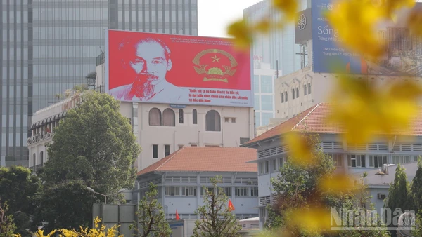 Thành phố Hồ Chí Minh rực rỡ cờ hoa trước ngày hội non sông.