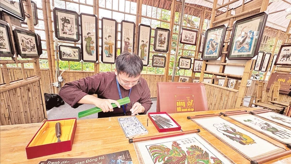 Gian hàng giới thiệu tranh Đông Hồ tại sự kiện “Tinh hoa văn hóa Bắc Ninh - Sắc màu Đông Hồ”.