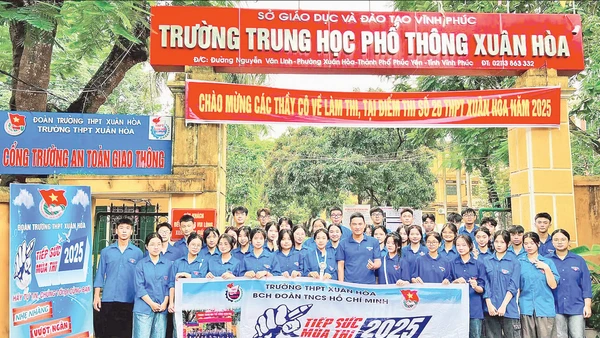 Đoàn viên, thanh niên nhà trường tham gia hoạt động tiếp sức mùa thi.