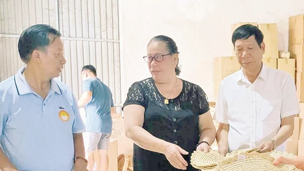 Những sản phẩm thủ công từ cói, bèo, dây giấy của Nghệ nhân Ưu tú Phạm Thị Ngắn (thứ 2 từ trái sang).