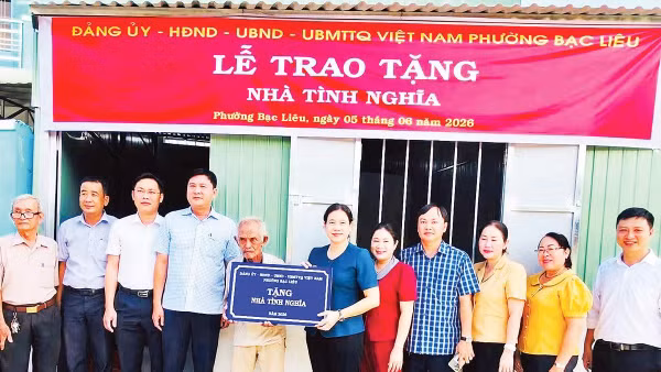 Đảng ủy và Ủy ban nhân dân phường Bạc Liêu trao nhà tình nghĩa tặng ông Thạch Va Tha, dân tộc Khmer, ở khóm 21. 