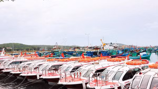 Phương tiện ca-nô chở khách du lịch trên biển ở Phú Quốc.