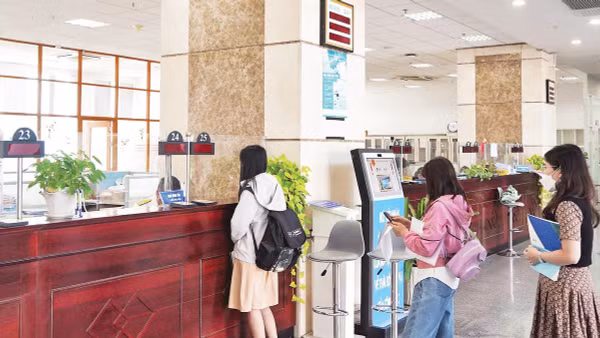 Người nộp thuế làm thủ tục kê khai thuế tại Thuế Thành phố Hồ Chí Minh.
