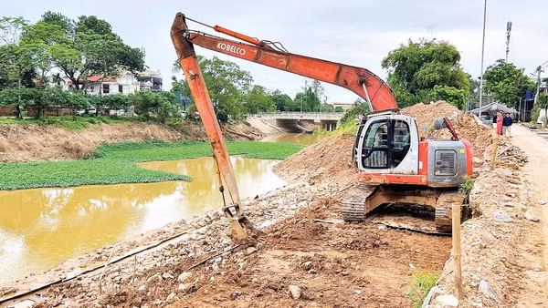 Nhiều tuyến đê được thi công, gia cố nhằm ứng phó thời tiết xấu mùa mưa bão.
