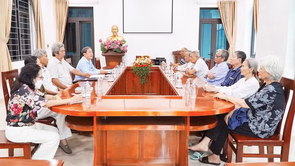 Các thành viên Đội Biệt động học sinh thị xã Cao Lãnh trong một lần họp mặt.
