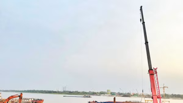 Các đơn vị thi công trụ móng cầu phần bắc qua sông Hồng thuộc phường Bồ Đề và phường Hồng Hà. 
