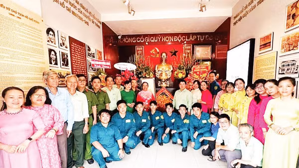 Các đoàn đến viếng, dâng hương tại Nhà số 5, đường Châu Văn Liêm, phường Chợ Lớn. 