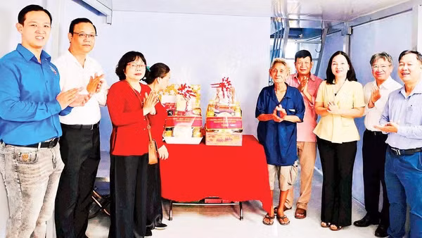 Lãnh đạo Ủy ban Mặt trận Tổ quốc Thành phố Hồ Chí Minh và phường Chợ Quán chúc mừng gia đình ông Trịnh Ngưu vừa đón nhận căn nhà Đại đoàn kết. 