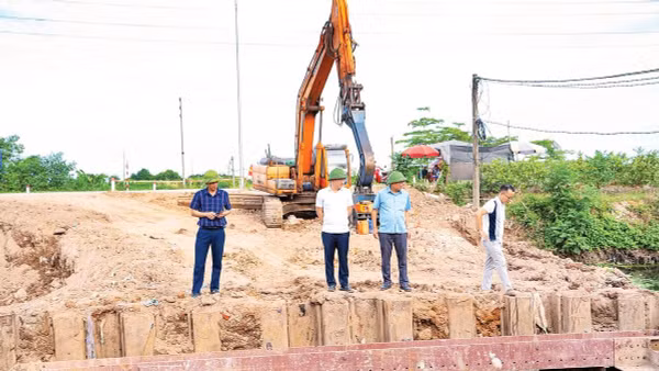 Lãnh đạo xã Hoàn Long kiểm tra tiến độ thi công một số dự án, công trình trọng điểm trên địa bàn (Ảnh CTTĐT xã Hoàn Long)