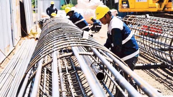 Công nhân thi công dự án cầu Mã Đà kết nối phía bắc và phía nam thành phố Đồng Nai. 
