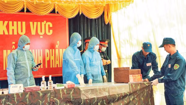 Cán bộ quân y thực hiện lấy mẫu hài cốt liệt sĩ tại Nghĩa trang liệt sĩ phục vụ giám định ADN.