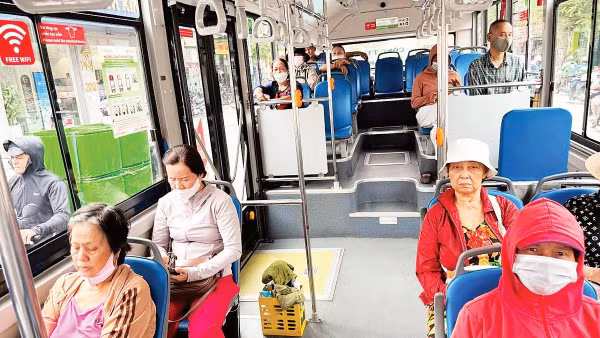 Người dân thành phố lựa chọn đi xe buýt vì chính sách miễn vé toàn dân cùng phương tiện được đầu tư mới và chất lượng dịch vụ nâng lên.