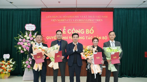 Trao quyết định cho các đồng chí được bổ nhiệm.