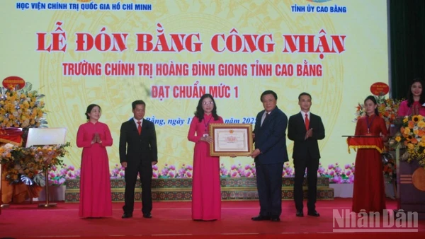 Đồng chí Nguyễn Xuân Thắng trao Bằng công nhận Trường chính trị Hoàng Đình Giong, tỉnh Cao Bằng, đạt chuẩn mức độ 1.