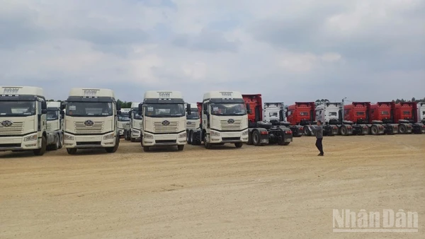 Ô-tô nhập khẩu qua Cửa khẩu quốc tế Tà Lùng, xã Phục Hòa, tỉnh Cao Bằng.