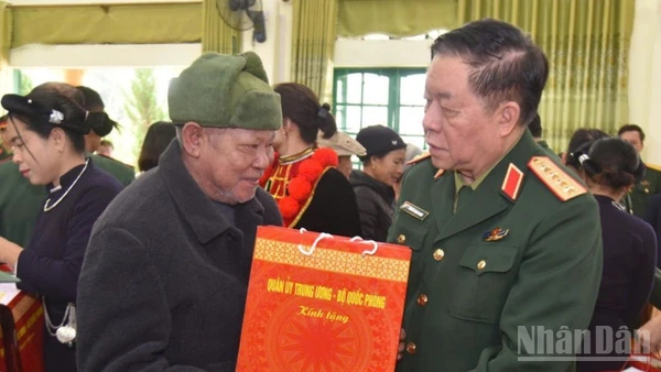 Đại tướng Nguyễn Trọng Nghĩa, Chủ nhiệm Tổng cục Chính trị Quân đội nhân dân Việt Nam tặng quà gia đình chính sách ở xã Tam Kim, tỉnh Cao Bằng